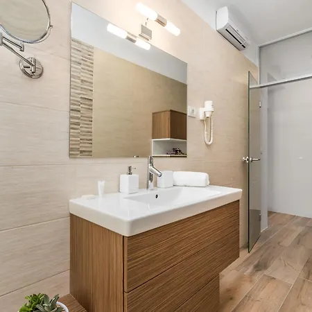 Liana Apartment *